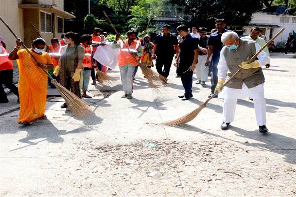 राज्यपाल पटेल ने झाड़ू लगाकर दिया स्वच्छता का संदेश राज्यपाल पटेल ने झाड़ू लगाकर दिया स्वच्छता का संदेश