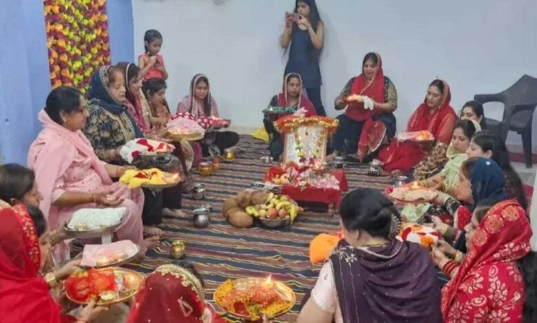 करवाचौथ व्रत पर महिलाओं ने की पूजा, पतियों के लंबी उम्र की करी कामना करवाचौथ व्रत पर महिलाओं ने की पूजा, पतियों के लंबी उम्र की करी कामना