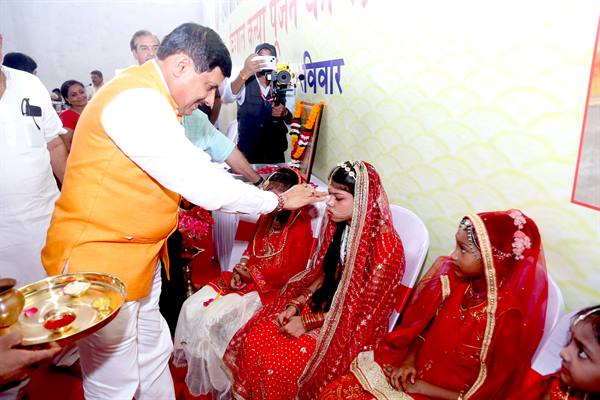 कन्या-पूजन मातृ-शक्ति की आराधना का प्रतीक: मुख्यमंत्री डॉ. यादव कन्या-पूजन मातृ-शक्ति की आराधना का प्रतीक: मुख्यमंत्री डॉ. यादव
