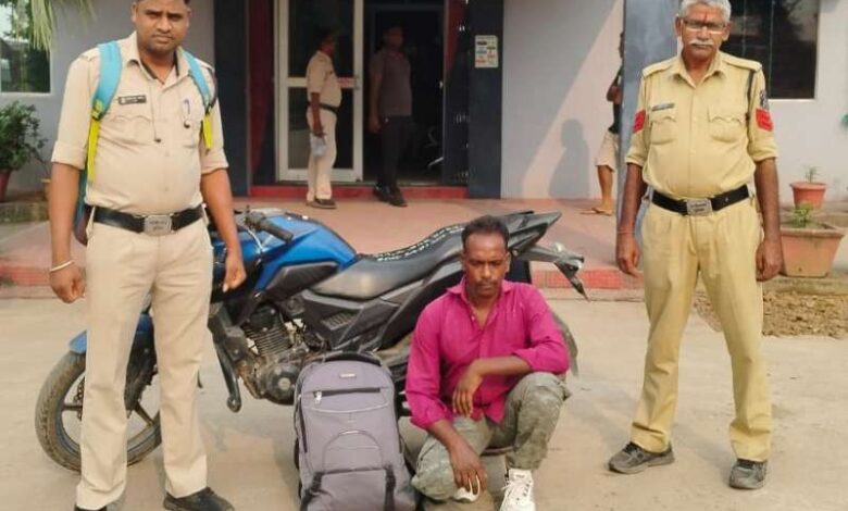 अवैध रूप से 25 लीटर कच्ची महुआ शराब रखकर परिवहन करने के आरोप में एक गिरफ्तार 