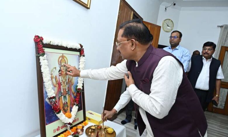 मुख्यमंत्री ने भगवान धन्वंतरि की पूजा अर्चना कर प्रदेशवासियों के लिए माँगा आरोग्य का वरदान मुख्यमंत्री ने भगवान धन्वंतरि की पूजा अर्चना कर प्रदेशवासियों के लिए माँगा आरोग्य का वरदान