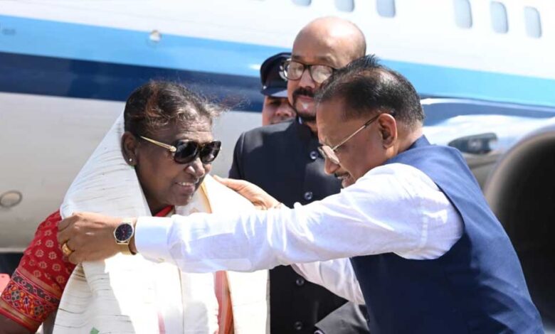 राष्ट्रपति श्रीमती द्रौपदी मुर्मु दो दिवसीय प्रवास पर आज छत्तीसगढ़ की राजधानी रायपुर पहुंची राष्ट्रपति श्रीमती द्रौपदी मुर्मु दो दिवसीय प्रवास पर आज छत्तीसगढ़ की राजधानी रायपुर पहुंची