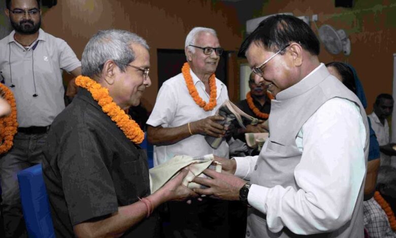 कैबिनेट मंत्री देवांगन ने वृद्धजनों को किया सम्मानित कैबिनेट मंत्री देवांगन ने वृद्धजनों को किया सम्मानित