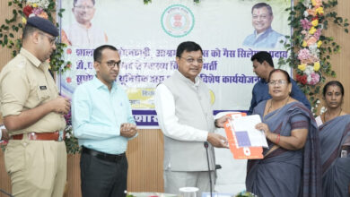 मंत्री देवांगन ने स्कूल, आंगनबाड़ी में खाना पकाने के लिए गैस सिलेण्डर का किया वितरण