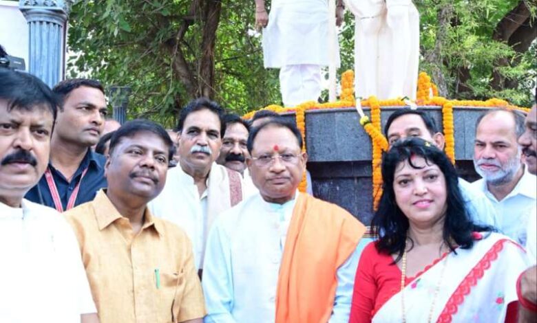 मुख्यमंत्री विष्णुदेव साय ने महात्मा गांधी जी की प्रतिमा पर किया माल्यार्पण मुख्यमंत्री विष्णुदेव साय ने महात्मा गांधी जी की प्रतिमा पर किया माल्यार्पण