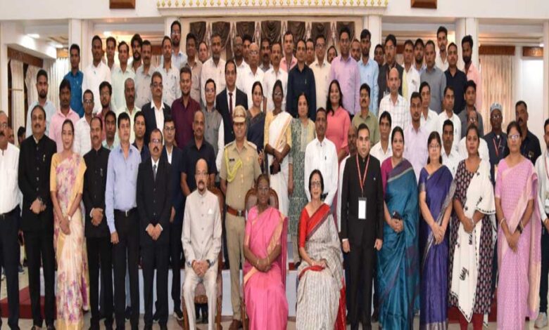 राष्ट्रपति श्रीमती मुर्मु के साथ राजभवन परिवार ने कराई फोटोग्राफी कराई फोटोग्राफी राष्ट्रपति श्रीमती मुर्मु के साथ राजभवन परिवार ने कराई फोटोग्राफी कराई फोटोग्राफी
