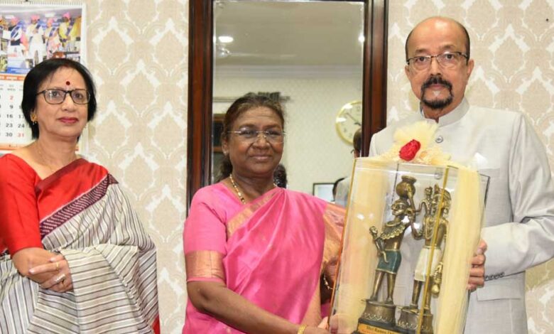 राष्ट्रपति श्रीमती मुर्मु को राज्यपाल श्री डेका ने स्मृति चिन्ह किये भेंट