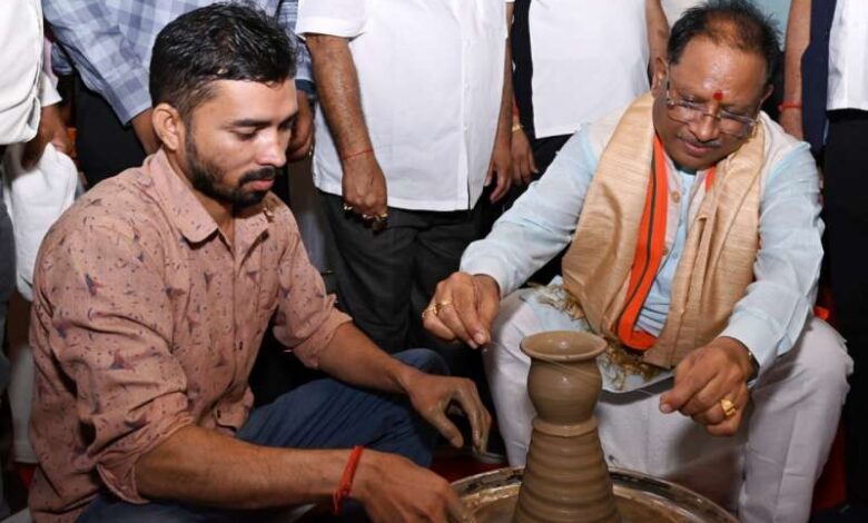 मुख्यमंत्री विष्णु देव साय ने चाक पर दिखाई कलाकारी, बनाई मिट्टी की कटोरी मुख्यमंत्री विष्णु देव साय ने चाक पर दिखाई कलाकारी, बनाई मिट्टी की कटोरी