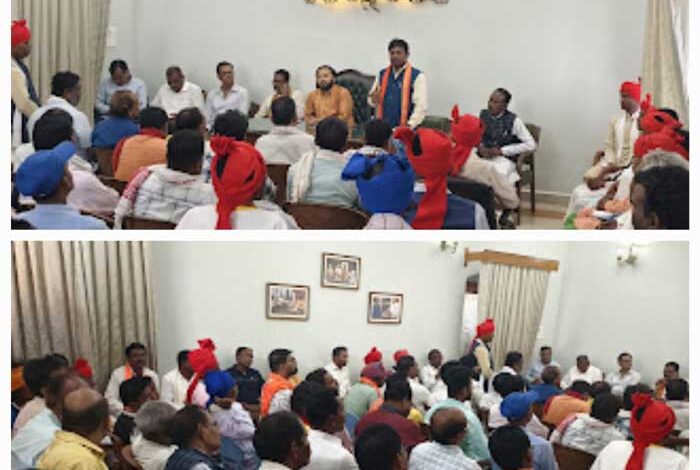 बस्तर दशहरा को भव्यता प्रदान करने राजमहल परिसर में हुई बैठक बस्तर दशहरा को भव्यता प्रदान करने राजमहल परिसर में हुई बैठक