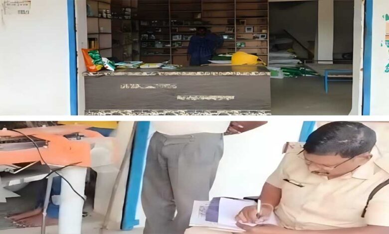 नकली बीज कारोबारी दुकान पर पुलिस का छापा, 57 पैकेट और 4 पैकेट खाली किये बरामद नकली बीज कारोबारी दुकान पर पुलिस का छापा, 57 पैकेट और 4 पैकेट खाली किये बरामद