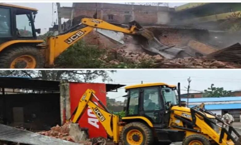 हेड कॉन्स्टेबल की पत्नी और बेटी की हत्या में मास्टरमाइंड कुलदीप साहू के अवैध निर्माण पर चला बुलडोजर हेड कॉन्स्टेबल की पत्नी और बेटी की हत्या में मास्टरमाइंड कुलदीप साहू के अवैध निर्माण पर चला बुलडोजर