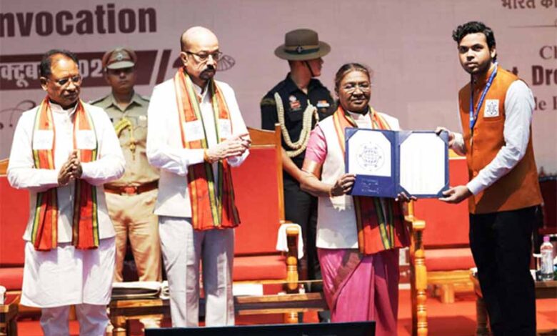 आईआईटियन्स ने वैश्विक स्तर पर बनाई अपनी विशेष पहचान : राष्ट्रपति श्रीमती द्रौपदी मुर्मु आईआईटियन्स ने वैश्विक स्तर पर बनाई अपनी विशेष पहचान : राष्ट्रपति श्रीमती द्रौपदी मुर्मु