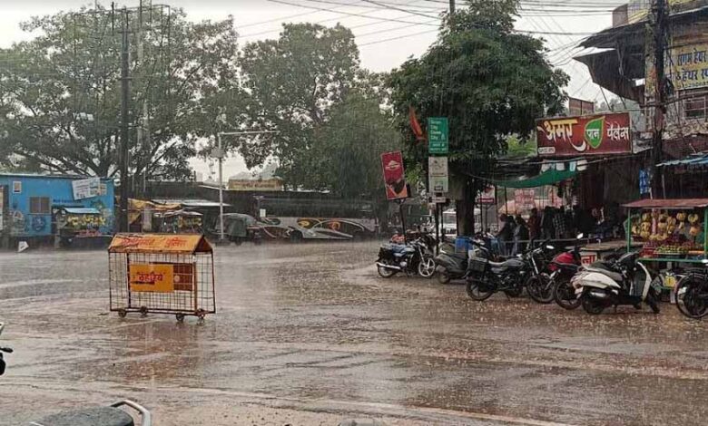 शाम को बिगड़ा मौसम, हुई झमाझम बारिश शाम को बिगड़ा मौसम, हुई झमाझम बारिश