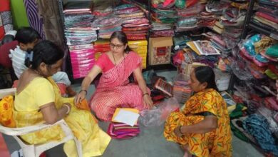 अब ब्यूटी पार्लर और साड़ी सेंटर से 20 हजार रूपये महीना कमाती हैं पूनम…..