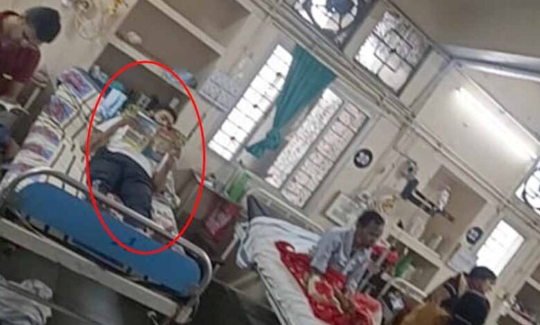 अस्पताल में बिना हथकड़ी के अपने रिश्तेदारों से मिल रहा हथियार सप्लायर आरोपी, इतना VIP ट्रीटमेंट क्यों अस्पताल में बिना हथकड़ी के अपने रिश्तेदारों से मिल रहा हथियार सप्लायर आरोपी, इतना VIP ट्रीटमेंट क्यों