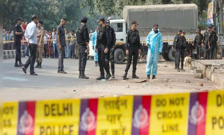 दिल्ली रोहिणी ब्लास्ट मामले में बड़ा सुराग मिला, सफेद टी-शर्ट में दिखा संदिग्ध दिल्ली रोहिणी ब्लास्ट मामले में बड़ा सुराग मिला, सफेद टी-शर्ट में दिखा संदिग्ध