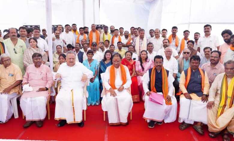 मुख्यमंत्री विष्णु देव साय ने सर्किट हाऊस में जनप्रतिनिधियों और गणमान्य नागरिकों से भेंटकर दी नवरात्र पर्व की बधाई मुख्यमंत्री विष्णु देव साय ने सर्किट हाऊस में जनप्रतिनिधियों और गणमान्य नागरिकों से भेंटकर दी नवरात्र पर्व की बधाई