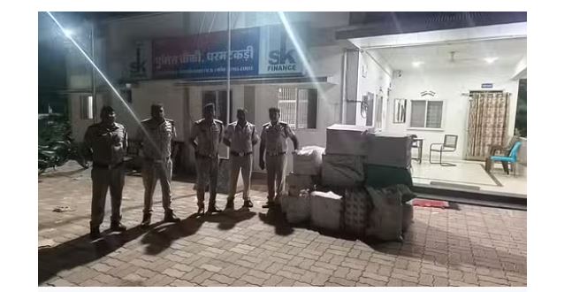 घर में अवैध तरीके से बोरियों में रखे थे पटाखे, बिना अनुमति बेच रहे थे, पुलिस ने किए जब्त घर में अवैध तरीके से बोरियों में रखे थे पटाखे, बिना अनुमति बेच रहे थे, पुलिस ने किए जब्त