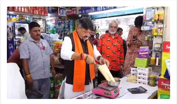 जब मंत्री हो दुकानदार तो ग्राहकों की भीड़ क्यों न लगे जब मंत्री हो दुकानदार तो ग्राहकों की भीड़ क्यों न लगे