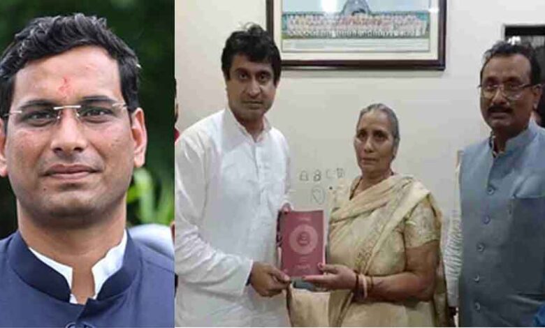 छत्तीसगढ़-दुर्ग जेल में बंद विधायक देवेंद्र यादव के परिवार से मिले युकां अध्यक्ष उदय भानु, सरकार कर रही द्वेषपूर्ण कार्रवाई छत्तीसगढ़-दुर्ग जेल में बंद विधायक देवेंद्र यादव के परिवार से मिले युकां अध्यक्ष उदय भानु, सरकार कर रही द्वेषपूर्ण कार्रवाई