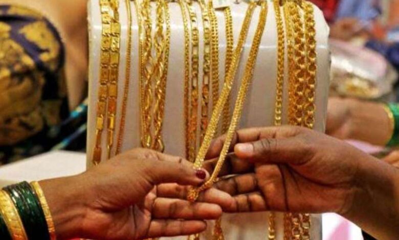 दिवाली के दिन सोना-चांदी के दाम में हलचल, जानें गोल्ड-सिल्वर का रेट दिवाली के दिन सोना-चांदी के दाम में हलचल, जानें गोल्ड-सिल्वर का रेट