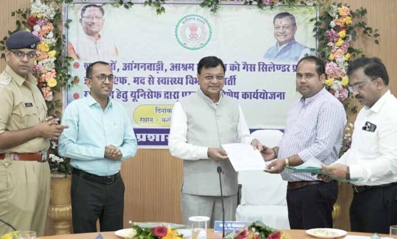 मंत्री लखन लाल देवांगन ने स्वास्थ्य कर्मियों एवं अतिथि शिक्षकों को प्रदान किया नियुक्ति पत्र मंत्री लखन लाल देवांगन ने स्वास्थ्य कर्मियों एवं अतिथि शिक्षकों को प्रदान किया नियुक्ति पत्र