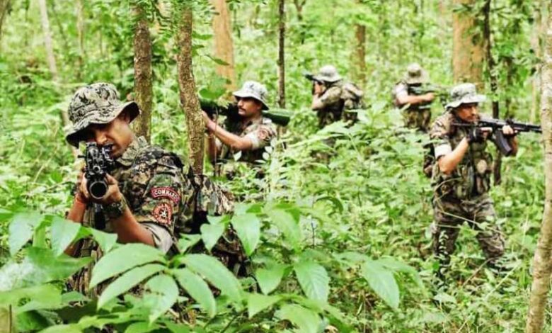 दिवाली से पहले सुरक्षाबलों को मिली बड़ी कामयाबी, तीन इनामी नक्सलियों समेत 19 गिरफ्तार दिवाली से पहले सुरक्षाबलों को मिली बड़ी कामयाबी, तीन इनामी नक्सलियों समेत 19 गिरफ्तार