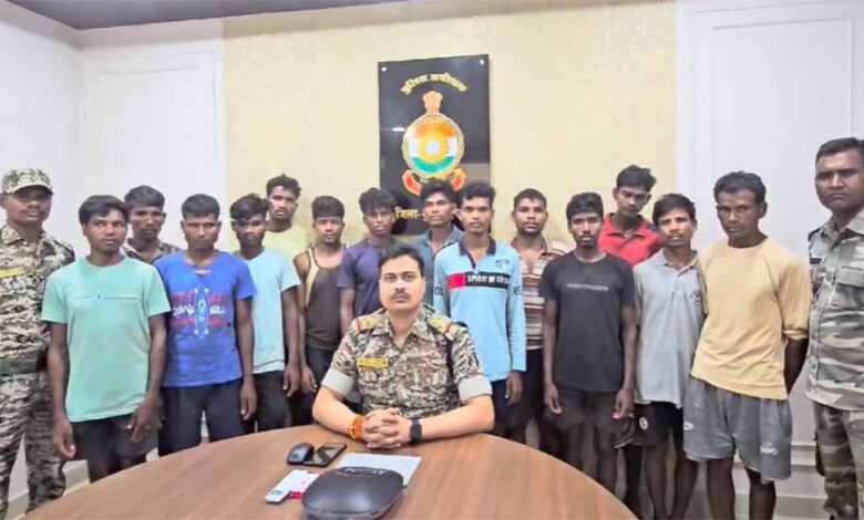तीन ईनामी सहित 19 नक्सलियों को पुलिस ने किया गिरफ्तार तीन ईनामी सहित 19 नक्सलियों को पुलिस ने किया गिरफ्तार