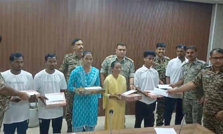 पुनर्वास नीति से प्रभावित होकर मुख्यधारा में जुड़ रहे माओवादी, इनामी नक्सली दंपत्ति समेत 6 नक्सलियों ने किया सरेंडर पुनर्वास नीति से प्रभावित होकर मुख्यधारा में जुड़ रहे माओवादी, इनामी नक्सली दंपत्ति समेत 6 नक्सलियों ने किया सरेंडर