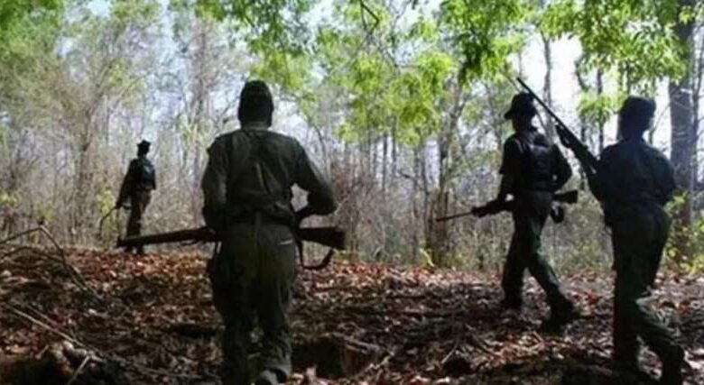 नक्सल अभियान: मधुमक्खियों के हमले में सीआरपीएफ के कुत्ते की मौत पर सम्मान नक्सल अभियान: मधुमक्खियों के हमले में सीआरपीएफ के कुत्ते की मौत पर सम्मान