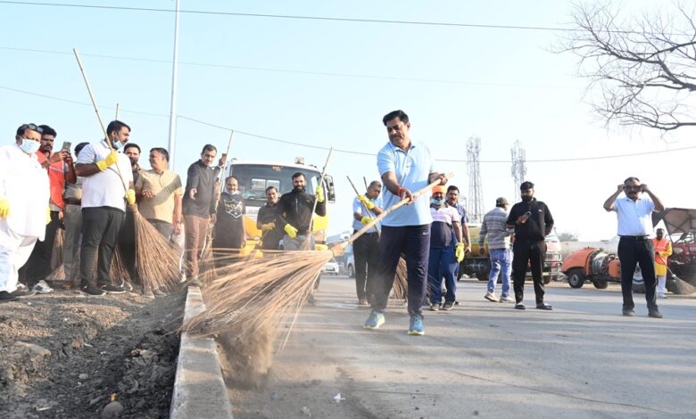 विधायक रामेश्वर शर्मा ने चलाया स्वच्छता अभियान विधायक रामेश्वर शर्मा ने चलाया स्वच्छता अभियान