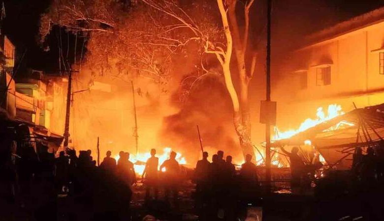 बासुकीनाथ मेन मार्केट में भीषण आग: 3 दर्जन से अधिक दुकानें हुईं जलकर खाक बासुकीनाथ मेन मार्केट में भीषण आग: 3 दर्जन से अधिक दुकानें हुईं जलकर खाक