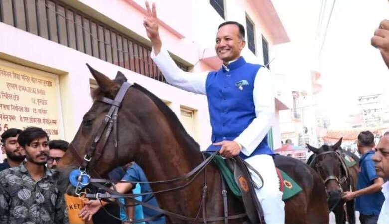 घोड़े पर सवार होकर वोट डालने पहुंचे हरियाणा भाजपा के सांसद नवीन जिंदल, सासंद ने कही यह बड़ी बात