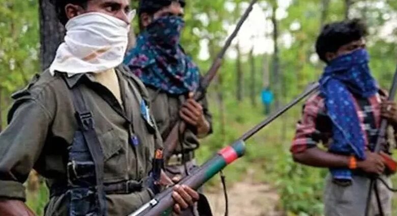 जवानों की कार्रवाई से बौखलाए नक्सली: मुखबिरी के शक में दो युवकों को उतारा मौत के घाट, ग्रामीणों को भी पीटा जवानों की कार्रवाई से बौखलाए नक्सली: मुखबिरी के शक में दो युवकों को उतारा मौत के घाट, ग्रामीणों को भी पीटा
