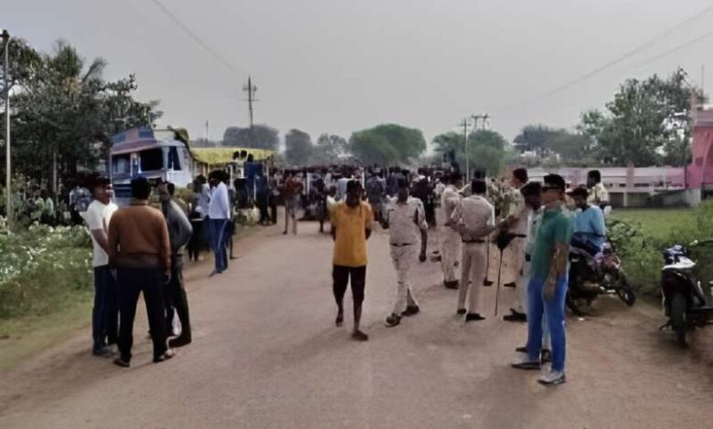 CG में दर्दनाक हादसा : सीमेंट से भरे ट्रक ने बाइक सवार परिवार को कुचला, तीन लोगों की मौके पर ही मौत, 2 साल की मासूम की हालत नाजुक CG में दर्दनाक हादसा : सीमेंट से भरे ट्रक ने बाइक सवार परिवार को कुचला, तीन लोगों की मौके पर ही मौत, 2 साल की मासूम की हालत नाजुक