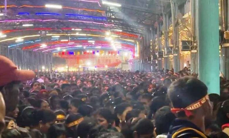 मां बम्लेश्वरी के दर्शन के लिए श्रद्धालु लाखों की संख्या में डोंगरगढ़ पहुंचे, मंदिर में मची भगदड़, एक बुजुर्ग महिला की मौत मां बम्लेश्वरी के दर्शन के लिए श्रद्धालु लाखों की संख्या में डोंगरगढ़ पहुंचे, मंदिर में मची भगदड़, एक बुजुर्ग महिला की मौत