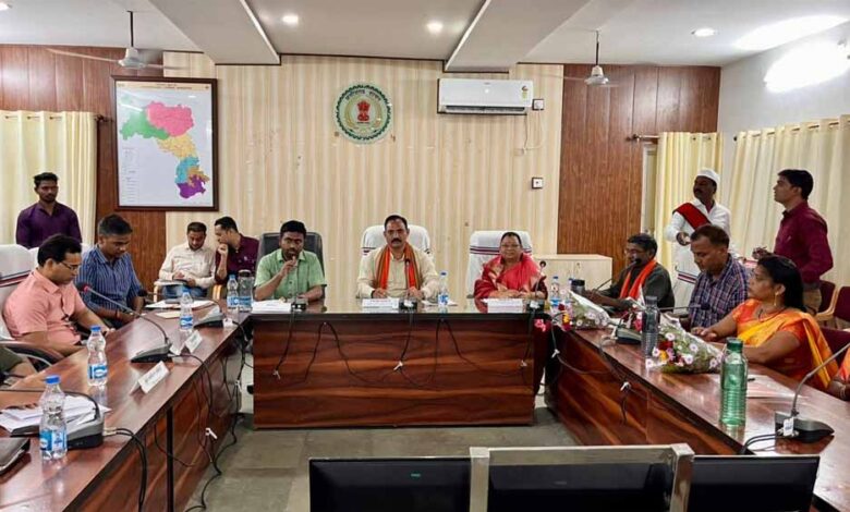 जिला खनिज संस्थान न्यास की शासी परिषद की बैठक संपन्न, हाईमास्ट लाइट और विद्युत व्यवस्था में सुधार के निर्देश: श्याम बिहारी जायसवाल जिला खनिज संस्थान न्यास की शासी परिषद की बैठक संपन्न, हाईमास्ट लाइट और विद्युत व्यवस्था में सुधार के निर्देश: श्याम बिहारी जायसवाल