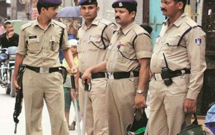 तलवार लहराकर दहशत फैलाने वाले अड़ीबाज बदमाश का पुलिस ने निकाला जुलुस तलवार लहराकर दहशत फैलाने वाले अड़ीबाज बदमाश का पुलिस ने निकाला जुलुस