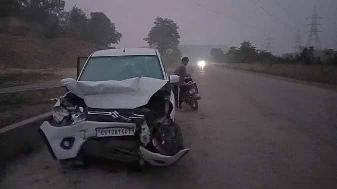 कुर्रे नैला से देवी दर्शन कर लौट रही कार सड़क पर खड़े वाहन से टकराई, पूर्व कांग्रेस पार्षद समेत सात लोग घायल कुर्रे नैला से देवी दर्शन कर लौट रही कार सड़क पर खड़े वाहन से टकराई, पूर्व कांग्रेस पार्षद समेत सात लोग घायल