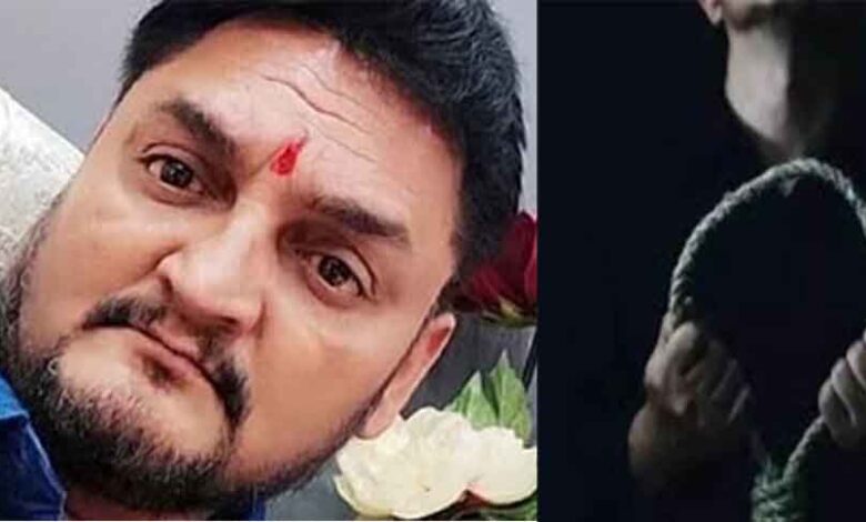 छत्तीसगढ़-जगदलपुर में बेटी के जन्मदिन चल रही थी तैयारी, पिता ने कमरा बंद कर लगा ली फांसी छत्तीसगढ़-जगदलपुर में बेटी के जन्मदिन चल रही थी तैयारी, पिता ने कमरा बंद कर लगा ली फांसी