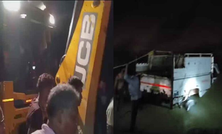 छत्तीसगढ़-सक्ती में नहर में पलटी पिकअप, 20 लोग थे सवार, दो बच्चे लापता