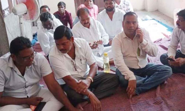 छत्तीसगढ़-रायगढ़ में महापौर और कांग्रेस पार्षदों ने किया प्रदर्शन, सरकार के खिलाफ की नारेबाजी छत्तीसगढ़-रायगढ़ में महापौर और कांग्रेस पार्षदों ने किया प्रदर्शन, सरकार के खिलाफ की नारेबाजी