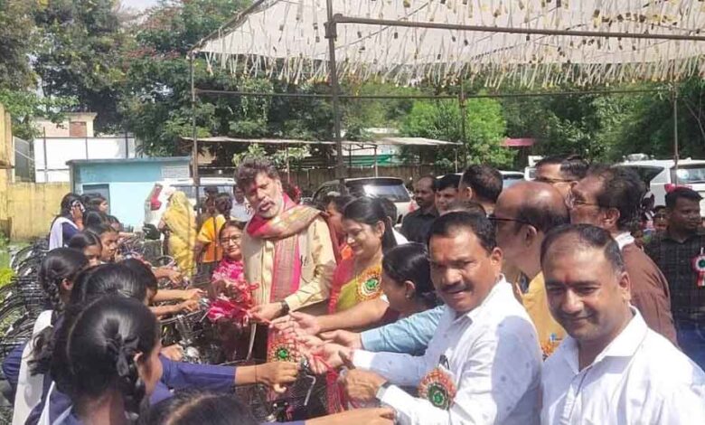 छत्तीसगढ़-जगदलपुर के स्कूल पहुंचे विधायक किरण देव, छात्राओं को बांटी साइकिलें छत्तीसगढ़-जगदलपुर के स्कूल पहुंचे विधायक किरण देव, छात्राओं को बांटी साइकिलें