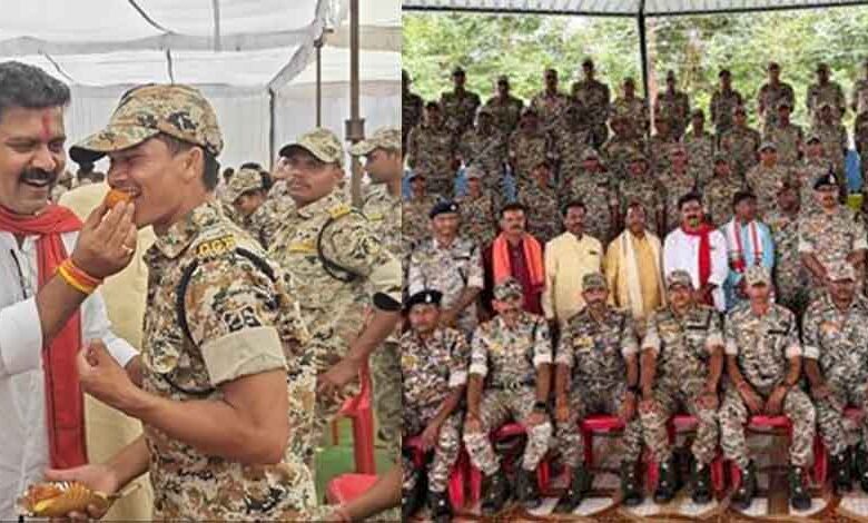 छत्तीसगढ़-दंतेवाड़ा में जांबाज जवानों से रूबरू हुए उपमुख्यमंत्री, माओवादियों से लोहा लेने पर बढ़ाया हौसला छत्तीसगढ़-दंतेवाड़ा में जांबाज जवानों से रूबरू हुए उपमुख्यमंत्री, माओवादियों से लोहा लेने पर बढ़ाया हौसला