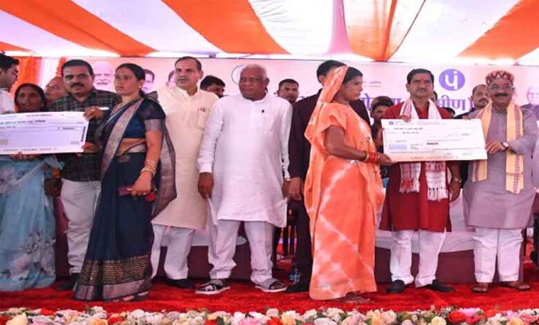 छत्तीसगढ़-मुंगेली में लगा आवास मेला, 10 हितग्राहियों को मिली घर की चाबी और 20 हजार को स्वीकृति पत्र छत्तीसगढ़-मुंगेली में लगा आवास मेला, 10 हितग्राहियों को मिली घर की चाबी और 20 हजार को स्वीकृति पत्र