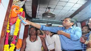 उज्जैन कलेक्टर ने देवी को लगाया मदिरा का भोग, सुख-समृद्धि की कामना को लेकर की नगर पूजा