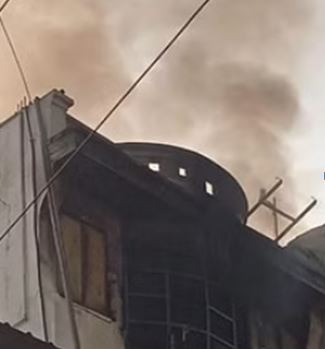 इंदौर के क्लाथ मार्केट की दुकान में लगी भीषण आग इंदौर के क्लाथ मार्केट की दुकान में लगी भीषण आग