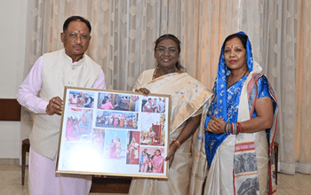 राष्ट्रपति को बहुत पसंद आया इंस्टेंट एल्बम और फोटो फ़्रेम का तोहफ़ा…कहा : मुख्यमंत्री के परिवार ने परंपरागत नैतिक मूल्यों पर विश्वास जताया…