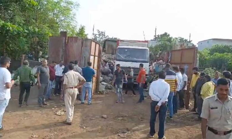 ट्रक ड्राइवरों से सांठ-गांठ करके भिलाई स्टील प्लांट से निकलने वाले लोहे की चोरी, पुलिस ने आरोपी व्यवसायी को किया गिरफ्तार ट्रक ड्राइवरों से सांठ-गांठ करके भिलाई स्टील प्लांट से निकलने वाले लोहे की चोरी, पुलिस ने आरोपी व्यवसायी को किया गिरफ्तार