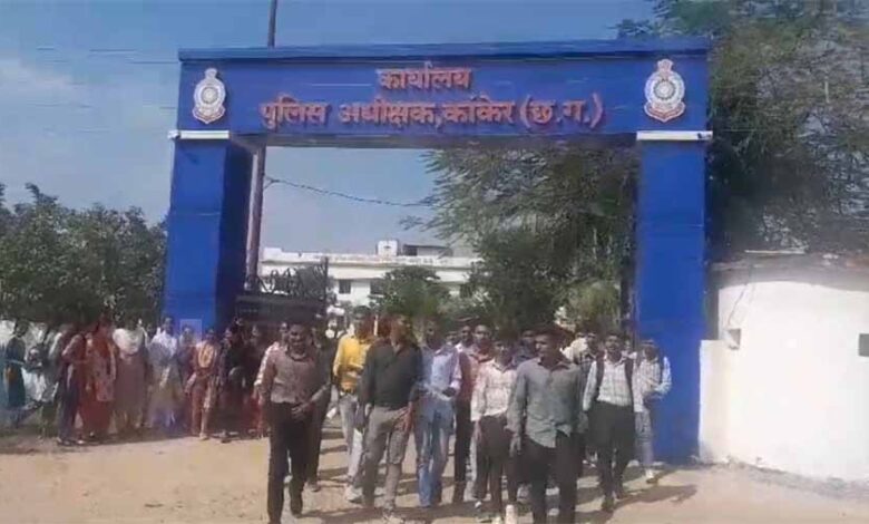 कांकेर नगर स्थित पीएमटी छात्रावास के छात्रों ने सहायक संचालक पर लगाया मारपीट का आरोप कांकेर नगर स्थित पीएमटी छात्रावास के छात्रों ने सहायक संचालक पर लगाया मारपीट का आरोप